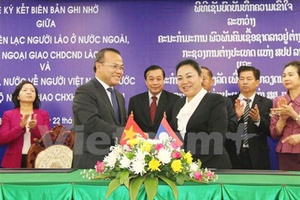 Việt Nam và Lào ký hợp tác về kiều bào giai đoạn 2016-2020