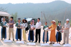 Trao 200 suất quà cho nhân dân xã Hang Chú