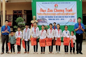Chương trình “Khăn hồng tình nguyện - chắp cánh yêu thương”