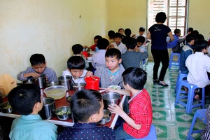 Bữa cơm cho học sinh bán trú vùng cao Chiềng Bôm
