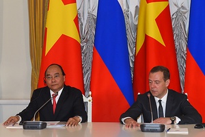 Thủ tướng Nguyễn Xuân Phúc và Thủ tướng Liên bang Nga Dmitry Medvedev chủ trì họp báo quốc tế