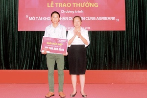 Agribank Sơn La: Trao thưởng chương trình “Mở tài khoản nhận quà lớn cùng Agribank”