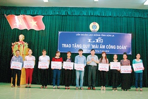 Trao 1 tỷ đồng Quỹ “Mái ấm công đoàn” cho CNVCLĐ