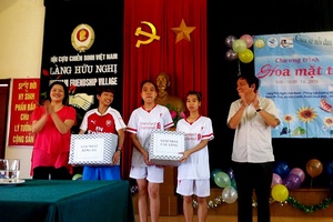 Chương trình “Hoa Mặt Trời chia sẻ nỗi đau, vun đắp niềm vui” tại Làng trẻ Hữu Nghị