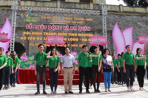 Ra quân đội hình tình nguyện “Hỗ trợ du lịch Thăng Long – Hà Nội năm 2016”