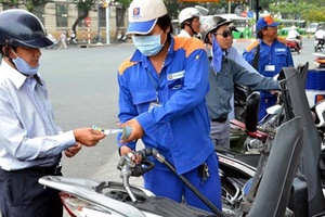 Giá xăng tăng tiếp gần 700 đồng/lít