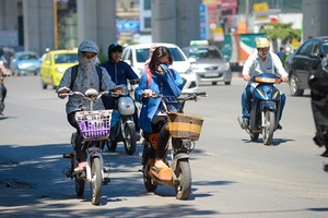 Nắng nóng vẫn bao trùm trên cả nước, nhiệt độ có nơi trên 38 độ C