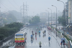 Miền Bắc có mưa rào rải rác, khu vực Nam biển Đông đề phòng lốc xoáy và gió giật mạnh