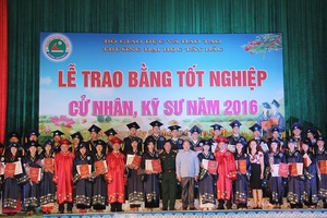 Trường Đại học Tây Bắc, Trường Cao đẳng Sơn La: Trao Bằng tốt nghiệp năm học 2015-2016