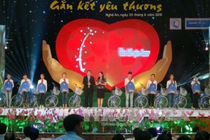 Phó Thủ tướng Vương Đình Huệ dự chương trình “Gắn kết yêu thương - Vui bước đến trường”