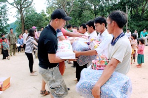 Tặng 75 suất quà cho hộ nghèo, cận nghèo xã Xím Vàng