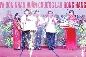 Bệnh viện Đa khoa Thảo Nguyên kỷ niệm 50 năm Ngày thành lập và đón nhận Huân chương Lao động hạng Ba