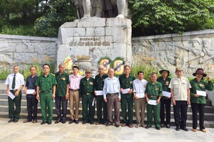Dâng hương tưởng niệm TNXP hy sinh trong chiến dịch Điện Biên Phủ