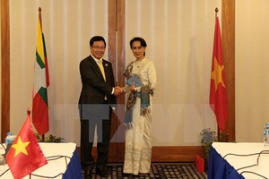 Phó Thủ tướng Phạm Bình Minh hội kiến với bà Aung San Suu Kyi