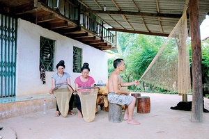 Chuyện đan vợt xúc cá ở Chiềng Khoang