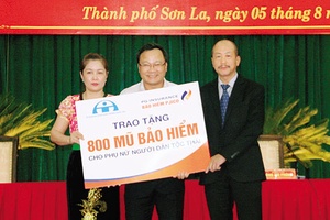 Tặng mũ bảo hiểm cho phụ nữ dân tộc Thái và người nghèo, trẻ em