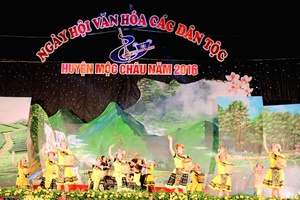 Tưng bừng ngày hội văn hóa các dân tộc Mộc Châu 2016