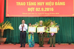 Đảng bộ Thành phố: Trao tặng Huy hiệu Đảng đợt 2-9