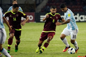 Vắng Messi, Argentina suýt thua tại Venezuela