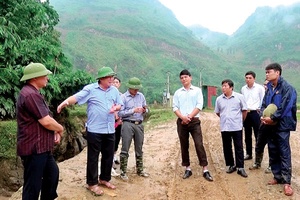 Đồng chí Lò Minh Hùng, Phó Chủ tịch UBND tỉnh kiểm tra đập đầu mối Nhà máy thủy điện Chiềng Ngàm Thượng