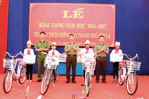 Đoàn Thanh niên Công an tỉnh: Trao tặng 20 chiếc xe đạp cho học sinh có hoàn cảnh khó khăn nhân dịp khai giảng năm học mới
