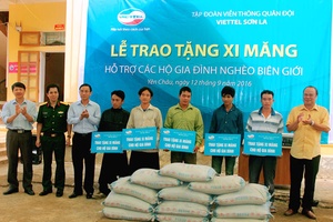 Viettel Sơn La trao 425 tấn xi măng cho 351 hộ nghèo biên giới