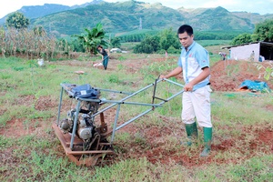 Nông dân chế tạo “máy xới cỏ”