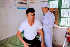 Bó Sinh chăm sóc sức khỏe nhân dân