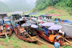 Chợ phiên Hang Miếng