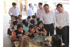 Nấu ăn cho học sinh bán trú - Ý Đảng hợp lòng dân  Kỳ 1: Chủ trương hợp lòng dân