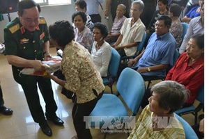 Bác sỹ Việt Nam khám, mổ mắt từ thiện cho người dân Campuchia
