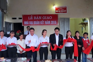 Những ngôi nhà ấm tình đồng bào