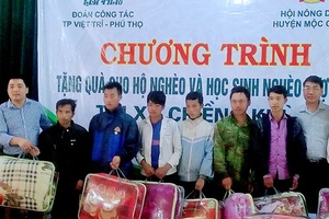 Mộc Châu: Trao quà cho hộ nghèo và học sinh nghèo vượt khó