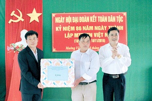 Thường trực tỉnh ủy dự “Ngày hội đại đoàn kết toàn dân tộc” tại Sốp Cộp