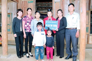 Trao nhà “Mái ấm tình thương” cho hội viên phụ nữ nghèo