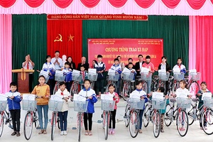 Chăm lo, trợ giúp người khuyết tật và trẻ mồ côi