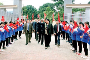 Đồng chí Tòng Thị Phóng, Ủy viên Bộ Chính trị, Phó Chủ tịch Thường trực Quốc hội tiếp xúc cử tri huyện Phù Yên