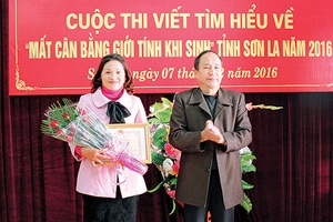 Trao Giải cuộc thi viết tìm hiểu về “Mất cân bằng giới tính khi sinh”