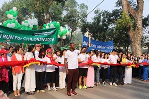Gần 10.000 người tham gia cuộc "Chạy vì trẻ em Hà Nội"