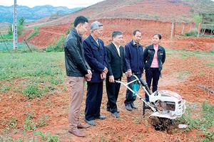 Yên Châu: Bàn giao 6 máy nông nghiệp cho các HTX; Trên 100 nông dân được hướng dẫn phương pháp chăm bón cây trồng