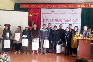 Công ty Prudential:  Trao 84 suất quà cho các hộ nghèo