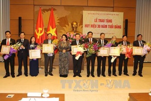 Chủ tịch Quốc hội dự Lễ trao tặng Huy hiệu 30 năm tuổi Đảng và Kỷ niệm chương của Đảng