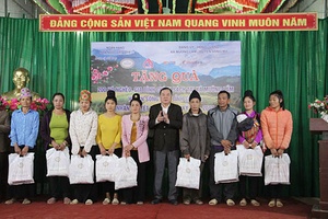 Ngân hàng Nhà nước Việt Nam-Chi nhánh tỉnh Sơn La: Thăm, tặng quà Tết xã Mường Lầm