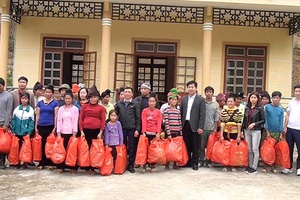 Trường THPT Quỳnh Nhai: Tặng quà Tết nhân dân bản Phiêng Ái