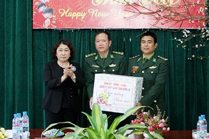 Các đồng chí lãnh đạo tỉnh thăm, chúc Tết  các cơ quan, đơn vị