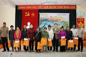 Chi nhánh Ngân hàng Chính sách xã hội tỉnh: Chuyển trao quà của Công đoàn ngân hàng Việt Nam cho các gia đình chính sách xã Nặm Păm