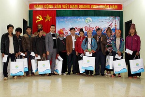 Hiệp hội Doanh nghiệp tỉnh Sơn La: Thăm, tặng quà các hộ có hoàn cảnh khó khăn huyện Quỳnh Nhai