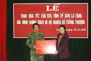 Ban Tuyên giáo tỉnh ủy thăm, tặng quà, chúc tết xã Tường Thượng
