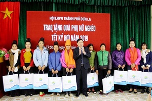 Hội Liên hiệp Phụ nữ Thành phố: Tặng 112 suất quà Tết cho hội viên nghèo