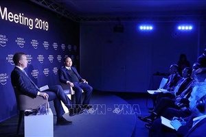 Thủ tướng đối thoại với Chủ tịch WEF về chủ đề Việt Nam và Thế giới